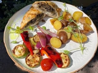 Курячий рулет з грибним дюкселем та запечено картоплею