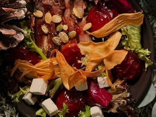 Салат з качкою та сливою