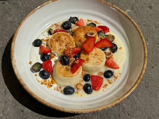 Сирники з крем-сиром та свіжими ягодами (400г)