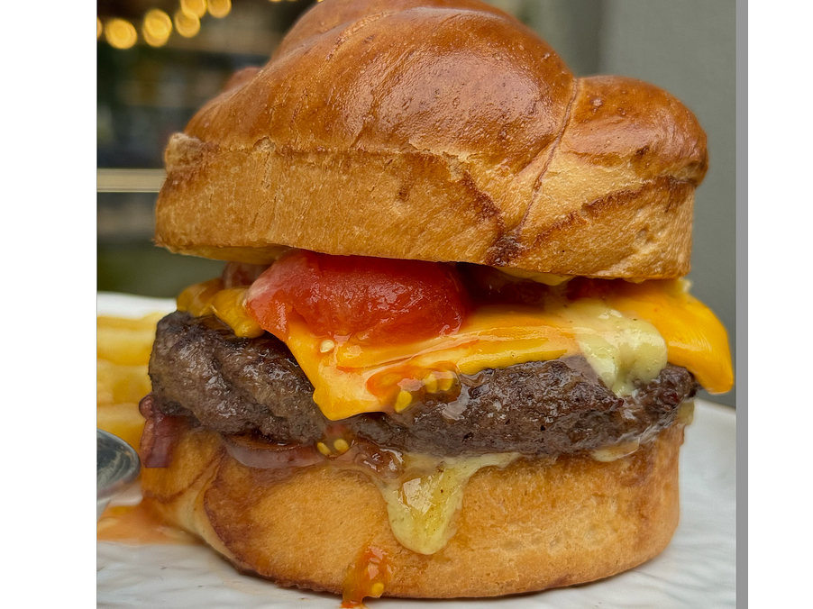 Крендель-бургер з телятиною, трюфельним соусом і томатами (330г)