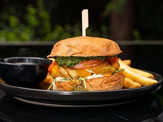 Chicken pesto burger
