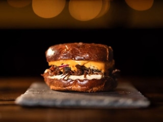 Burger z szarpaną wołowiną