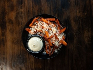 Frytki z batatów z sosem