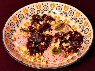 Салат з запеченого буряка та копченою бринзою