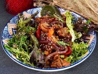 Теплий салат з куркою