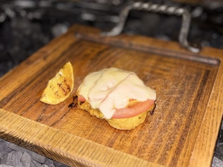 Ніжне курча запечене з томатами та сиром сулугуні