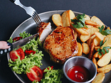 Стейк зі свинини з печеною картоплею