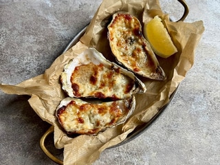 Устриці під соусом дорблю 