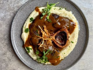 Особуко з яловичини на пюре з селери та пастернаку