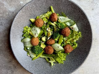 Зелений салат з фалафелем