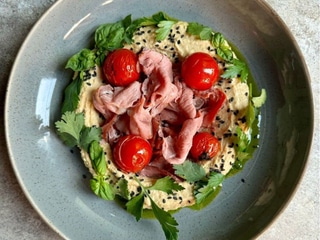 Хумус з пастрамі