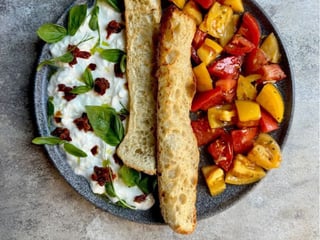 Розібрана брускета з помідорами та страчателою