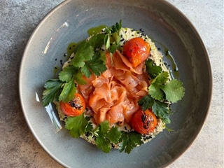 Хумус зі слабосолоним лососем