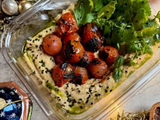 Хумус класичний з томатами чері