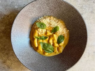 Ньокі в гарбузовому пюре з шавлією