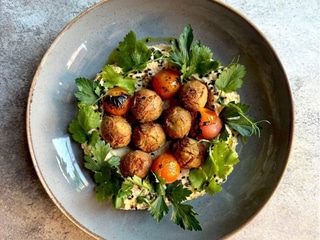 Хумус з фалафелем