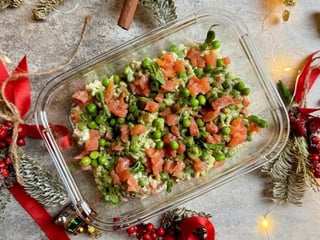 Олів'є з копченим лососем і авокадо