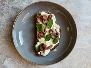 Брускета зі страчателою та анчоусами