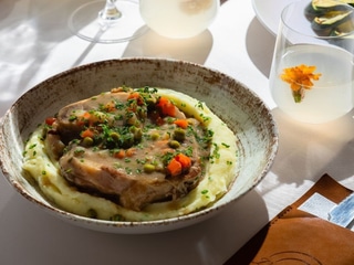 RIB EYE CON PURÈ ALLE ERBE E SALSA PEPE VERDE