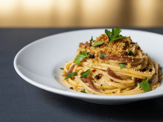 Linguine con acchiughe, pinoli e mollica "atturrata"