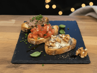Tris di bruschette (classica, salsiccia, gorgonzola e noci)