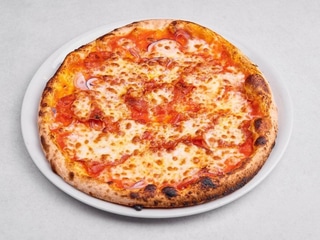 Pizza con salame piccante e cipolla rossa