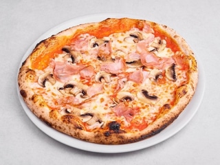 Pizza con prosciutto e funghi