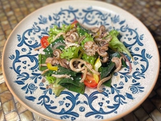 Салат з восьминіжками та кальмаром