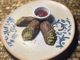 Шоколадні млинчики з фісташковим кремом і полуничним соусом