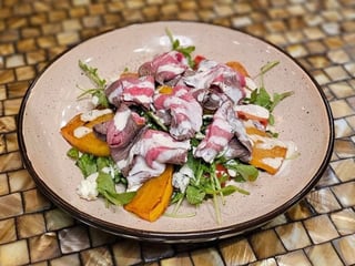 Салат з хурмою та ростбіфом