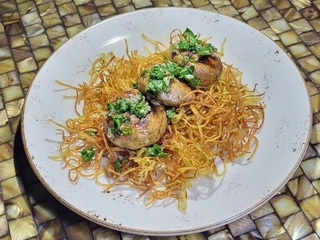 Грильовані печериці з картоплею пай і соусом чімічурі