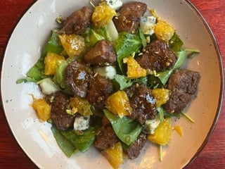 Салат з курячою печінкою, фламбованою у фруктовій настоянці з апельсином, зеленим міксом і сиром горгонзола 