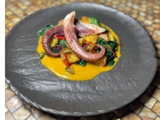 Грильований восьминіг зі смаженою картоплею та шпинатом