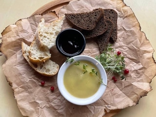 Паштет з курячої печінки з маслом гхі  і ягідним соусом