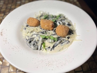 Чорна паста з соусом Альфредо - три сири та лососем в хрусткій паніровці