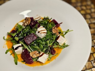 Салат із запеченим буряком, сиром фета, горішками та гарбузовим соусом