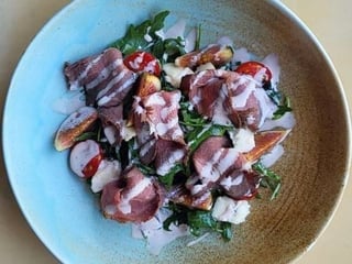 Салат з інжиром, ростбіфом та сиром горгонзола