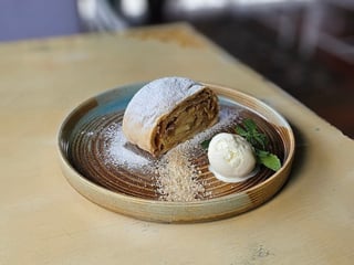 Штрудель яблучний з кулькою ванільного морозива