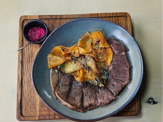 Стейк з яловичого язика з гарбузовими  слайсами