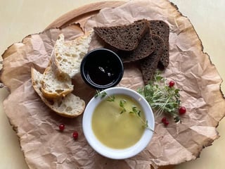 Паштет з курячої печінки з маслом гхі і ягідним соусом