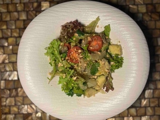 Пряний салат з помело, томатами чері, зеленню та горішками, заправлений соусом на основі гуакомоле