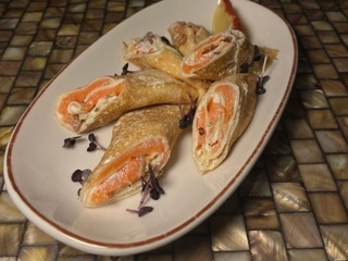 Млинчики зі слабосоленим лососем і сиром фета