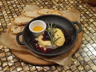 Запечений камамбер з журавлиним соусом та медом