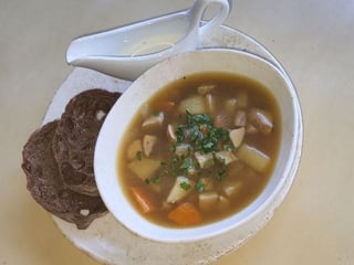 Грибна юшка з білими грибами