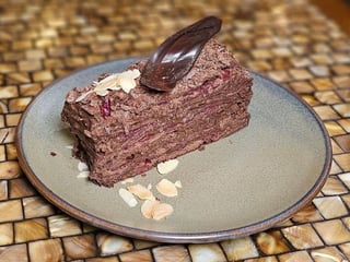 Шоколадний Наполеон з вишнею