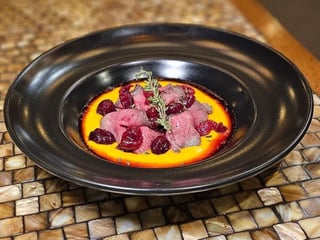 Ростбіф з бататним кремом та соусом з журавлини