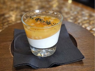 Осіння пана кота з грушею