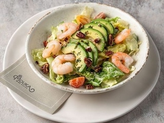 Salát s krevetami a avokádem