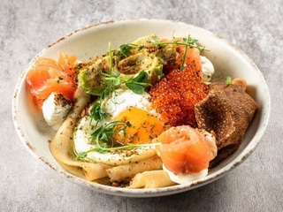 Palačinková snídaně s červeným kaviárem