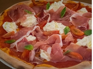 PIZZA REGINA CON PROSCIUTTO E BUFALA